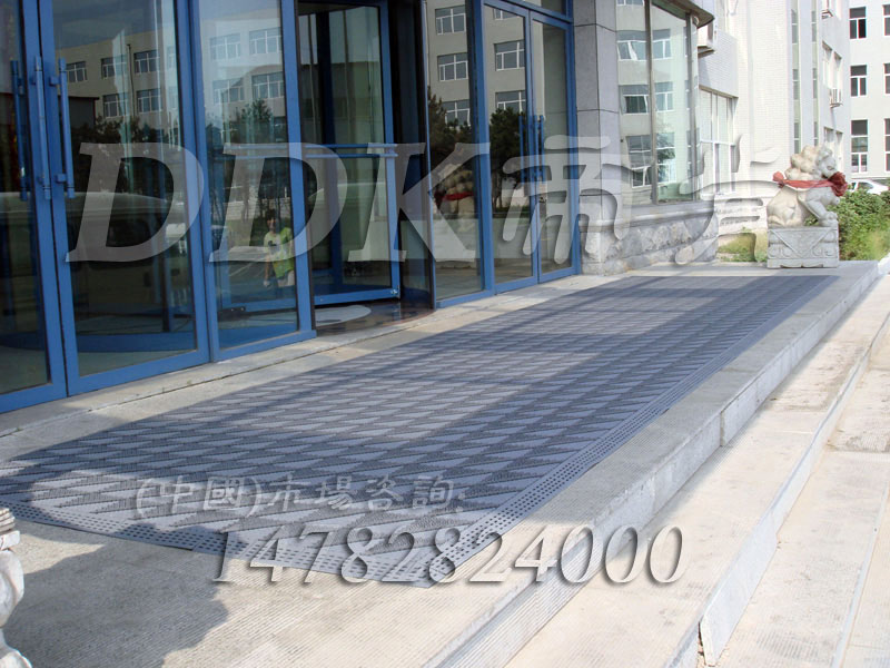 高級商用進門腳墊（19）_商務灰底色樣板圖片,帝肯(DDK)_900_9000（LOTO|力拓）效果圖,三合一門口毯,三合一門墊,刮泥門墊,塑料門墊,大門腳墊,塑膠門墊,嵌入式門墊,廣告門墊,模塊拼接式門墊,橡膠門墊,腳墊門墊,自動門地墊,進門地墊,進門腳墊,門前地墊,門前墊,門前毯,門前腳墊,門廳地墊,門廳地毯,門廳腳墊,門廳除塵地墊,門口地墊,門口地毯,門口地面除塵刷,門口腳墊,門口腳踏墊,門口防塵地墊,門墊地毯,門墊地墊,門墊,門口除塵地墊,門口防滑墊,門口防滑地膠,門口防滑地墊,門口防塵墊,門口防塵地毯,防滑門墊,除塵門墊,除雪門墊,防塵門墊,pvc拼接式除塵墊,三合一防塵地墊,三合一防塵墊,三合一除塵墊,入口防塵地墊,刮泥除塵地墊,吸水吸塵地墊,防塵地墊,防塵地毯,防塵地膠墊,防塵墊,防塵防污地墊,防塵防滑地墊,除塵地墊,防滑除塵地墊,除塵腳墊,除塵墊,除塵地膠,除塵地毯,刮泥地墊,入口防水地墊,入口防滑墊,出入口地墊,PVC拼接地墊,室外拼接地墊,拼裝地墊,拼接式防滑墊,拼接式地墊,拼裝地膠,組合式地墊,模塊地墊