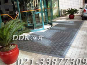 高級商用進門腳墊（19）樣板圖片,帝肯(DDK)_900_9000（LOTO|力拓）效果圖,三合一門口毯,三合一門墊,刮泥門墊,塑料門墊,大門腳墊,塑膠門墊,嵌入式門墊,廣告門墊,模塊拼接式門墊,橡膠門墊,腳墊門墊,自動門地墊,進門地墊,進門腳墊,門前地墊,門前墊,門前毯,門前腳墊,門廳地墊,門廳地毯,門廳腳墊,門廳除塵地墊,門口地墊,門口地毯,門口地面除塵刷,門口腳墊,門口腳踏墊,門口防塵地墊,門墊地毯,門墊地墊,門墊,門口除塵地墊,門口防滑墊,門口防滑地膠,門口防滑地墊,門口防塵墊,門口防塵地毯,防滑門墊,除塵門墊,除雪門墊,防塵門墊,pvc拼接式除塵墊,三合一防塵地墊,三合一防塵墊,三合一除塵墊,入口防塵地墊,刮泥除塵地墊,吸水吸塵地墊,防塵地墊,防塵地毯,防塵地膠墊,防塵墊,防塵防污地墊,防塵防滑地墊,除塵地墊,防滑除塵地墊,除塵腳墊,除塵墊,除塵地膠,除塵地毯,刮泥地墊,入口防水地墊,入口防滑墊,出入口地墊,PVC拼接地墊,室外拼接地墊,拼裝地墊,拼接式防滑墊,拼接式地墊,拼裝地膠,組合式地墊,模塊地墊