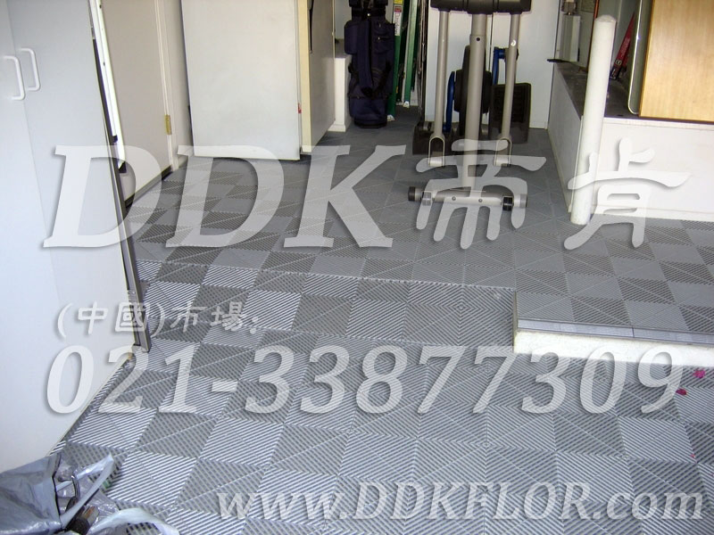 健身房器械區(qū)地面鋪裝材料_灰白組合（3）樣板圖片,帝肯(DDK)_8100_3020（地下室健身房地面地板材料）效果圖,健身房pvc塑膠地板,健身房地墊,健身房地板,健身房地板膠,健身房地毯,健身房地膠,健身房橡膠地板,健身房防震地墊,運(yùn)動(dòng)地墊,運(yùn)動(dòng)地板,運(yùn)動(dòng)地膠