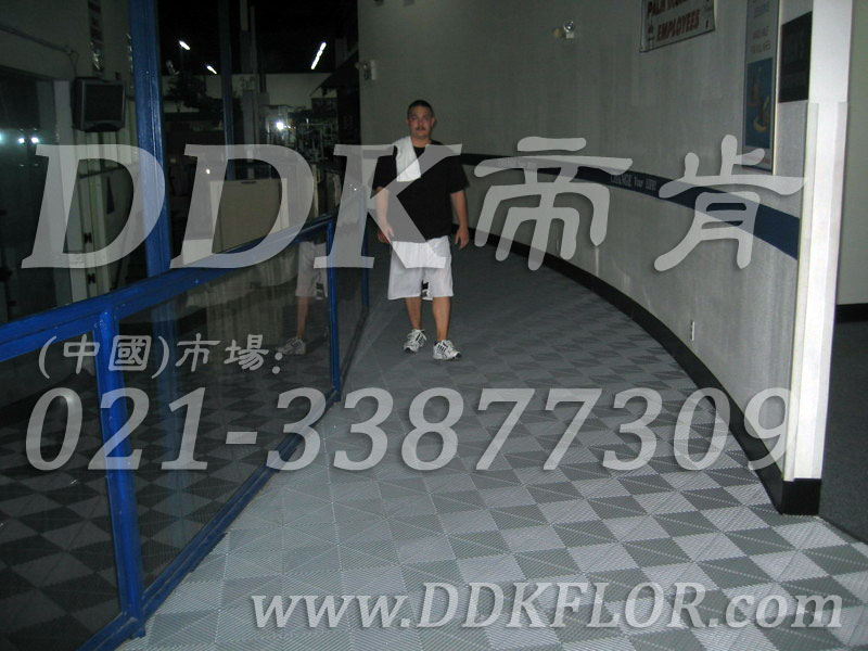 健身會(huì)所通道地面防滑耐磨鋪裝材料（6）_灰白組合樣板圖片,帝肯(DDK)_8100_3020（地下室健身房地面地板材料）效果圖,健身房pvc塑膠地板,健身房地墊,健身房地板,健身房地板膠,健身房地毯,健身房地膠,健身房橡膠地板,健身房防震地墊,運(yùn)動(dòng)地墊,運(yùn)動(dòng)地板,運(yùn)動(dòng)地膠
