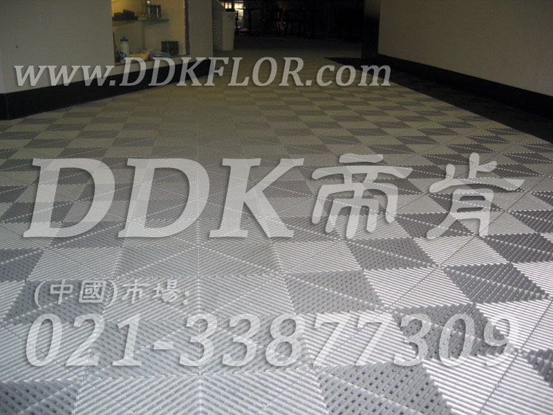 健身會(huì)所通道地面防滑耐磨鋪裝材料（8）_灰白組合樣板圖片,帝肯(DDK)_8100_3020（地下室健身房地面地板材料）效果圖,健身房pvc塑膠地板,健身房地墊,健身房地板,健身房地板膠,健身房地毯,健身房地膠,健身房橡膠地板,健身房防震地墊,運(yùn)動(dòng)地墊,運(yùn)動(dòng)地板,運(yùn)動(dòng)地膠