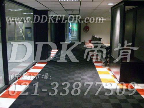 健身會(huì)所前臺(tái)接待區(qū)鋪裝材料（10）_紅白加黑灰組合樣板圖片,帝肯(DDK)_8100_3020（地下室健身房地面地板材料）效果圖,健身房pvc塑膠地板,健身房地墊,健身房地板,健身房地板膠,健身房地毯,健身房地膠,健身房橡膠地板,健身房防震地墊,運(yùn)動(dòng)地墊,運(yùn)動(dòng)地板,運(yùn)動(dòng)地膠