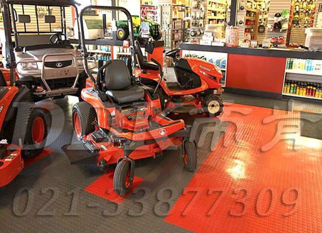 商場商品展示促銷區地面材料(1)_紅加灰色樣板圖片,帝肯(DDK)_2000_680(展廳地面材料)效果圖 商場商品展示促銷區地面材料(1)_紅加灰色樣板圖片,帝肯(DDK)_2000_680(展廳地面材料)效果圖,會展地板,可拼接展會塑膠地板,展會地板,展會地膠,展廳塑料格柵,展廳展車地墊,展臺地板,展銷會專用地板,汽車4s店卡扣展示板,摩托車展臺,汽車展臺,汽車展示地墊,汽車展廳地墊,汽車展廳地板,車型展示板,車展地板,車展地膠