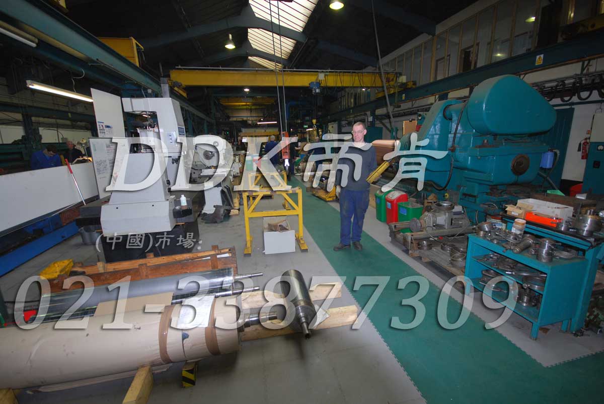 重型機(jī)械加工廠房的地面新型耐壓拼裝式地板_灰色和綠色樣板圖片,帝肯(DDK)_2000_8979(廠房地面做法圖集)效果圖 重型機(jī)械加工廠房的地面新型耐壓拼裝式地板_灰色和綠色樣板圖片,帝肯(DDK)_2000_8979(廠房地面做法圖集)效果圖,廠房地板材料,廠房地膠,廠房塑膠地板,廠房防滑地膠,工廠地板,工廠用塑料地板,工廠塑膠地板,工廠車間地板革