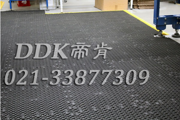 車間作業區地面多孔防滑安全材料_顏色黑色_7mm厚樣板圖片,帝肯(DDK)_8250_9979（車間地面耐油防滑材料）效果圖,塑料防滑網格墊,塑料網格防滑地墊,塑料網格扳,網格塑料墊,網格地墊,網格地板,網格防滑墊,網格塑料地板墊,防滑塑料網格,網孔地墊,室外拼接地墊,拼裝地墊,拼接式地墊,拼接式防滑墊,防滑拼墊,PVC拼接地墊,室外鏤空拼裝地板,漏水防滑墊,漏水地膠,漏水地墊,漏水橡膠墊,透水地墊,防水地墊,防水地毯,防水墊,防水地膠墊,防水防滑墊,隔水地墊,隔水地板,隔水材料,耐油耐水地墊,疏水墊,疏水性材料,疏水磚,疏水防滑地墊,疏水防滑墊,疏水板,塑料膠墊,pvc防水地墊,z字型疏水墊,衛生間防水地墊,衛生間防水墊,衛生間地板隔水墊,排水地墊,排水地板,排水防滑墊,泄水型地板磚,透水防滑塑膠地墊,防滑隔水墊,防潮地墊,pvc防滑地膠,PVC防滑墊,pvc地墊,pvc地膠