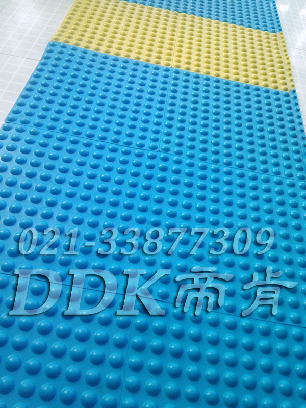 圓形突起f防滑_水藍顏色_多水地磚表面防滑地膠樣板圖片,帝肯(DDK)_1500_339(有泳池防滑處理材料)效果圖 圓形突起f防滑_水藍顏色_多水地磚表面防滑地膠樣板圖片,帝肯(DDK)_1500_339(有泳池防滑處理材料)效果圖,泳池地膠,泳池防滑地墊,泳池防滑地毯,游泳池地墊,游泳池防滑地膠,游泳池防滑墊,游泳館防滑墊,更衣間防滑地墊,洗手間地墊,洗手間防滑地毯,洗手間防滑墊,洗浴防滑墊,洗澡間防滑墊,公共衛生間塑料地毯,衛浴防滑墊,衛生間地墊,衛生間地膠,衛生間防水地墊,衛生間防水墊,衛生間防滑地毯,衛生間防滑墊,衛生間防滑地磚,衛生間塑料地板,浴室地墊,浴室地膠,浴室墊,浴室防滑地墊,浴室防滑地板,浴室防滑地磚,浴室防滑地膠,浴室防滑墊,浴室地毯,浴室地磚,浴室地板磚,浴室地板,淋浴房防滑墊,浴池防滑地墊,浴池防滑墊,浴室防滑疏水磚