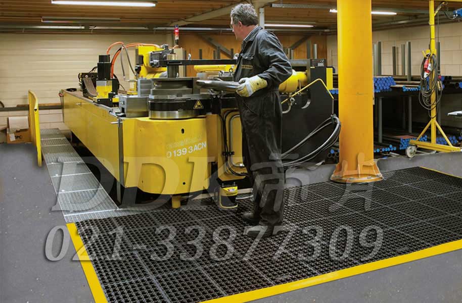 機加工車間地面用拼塊式安全防滑防震腳墊_黑色樣板圖片,帝肯(DDK)_4800_MD900X900_9979(車間安全地膠材料)效果圖, 機加工車間地面用拼塊式安全防滑防震腳墊_黑色樣板圖片,帝肯(DDK)_4800_MD900X900_9979(車間安全地膠材料)效果圖,維修車間地板,工廠車間地膠,車間地毯,車間地膠墊,車間地貼,車間地墊,車間地面膠皮,車間塑料防滑墊,車間橡膠墊,車間用地板膠,車間防滑地墊,車間防滑墊,食品車間地板,工業地墊,工業地毯,工業地膠,工業耐油地墊,工業腳墊,工業防滑地墊,工業走道地墊,工業防滑地毯,工業抗疲勞防滑墊,工業抗疲勞地墊,工廠地墊,工業防滑墊,工廠地板膠,工廠地毯,工廠地膠,工廠腳墊,工廠走道地墊,工廠用橡膠地墊,工廠防滑地墊,工廠防滑墊,帶孔防滑墊,緩沖地墊,耐油工業橡膠墊,安全地墊,安全地毯,安全地膠,安全墊,安全橡膠地墊,安全防滑墊,廠房地膠,廠房地毯,廠房防滑地膠,地面防護材料,地面防滑墊,流水線地墊,流水線防滑墊,防油防滑墊,耐油橡膠地墊,耐油地墊,耐油橡膠墊,耐油耐水地墊,耐油膠墊,耐油防滑地墊,耐油防滑墊,防油地墊,重型防滑耐油墊