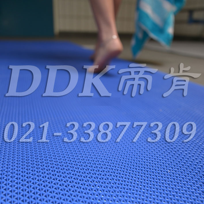 泳池及洗浴地面用網狀疏水防滑藍色地毯樣板圖片,帝肯(DDK)_1800_339(游泳館地面防滑卷材)效果圖 泳池及洗浴地面用網狀疏水防滑藍色地毯樣板圖片,帝肯(DDK)_1800_339(游泳館地面防滑卷材)效果圖,泳池地膠,泳池防滑地墊,泳池防滑地毯,洗手間防滑地毯,洗浴防滑墊,洗手間防滑墊,洗手間地墊,洗澡間防滑墊,浴室地墊,浴室地毯,浴室地膠,浴室墊,浴室防滑地墊,浴室防滑地膠,浴室防滑墊,浴室防滑疏水磚,浴池防滑地墊,浴池防滑墊,消毒地墊,游泳池地墊,淋浴房防滑墊,游泳池防滑地膠,游泳池防滑墊,游泳館防滑墊,疏水地毯,疏水地膠,疏水地墊,疏水地席,疏水墊,疏水性材料,疏水防滑地墊,疏水防滑墊,網孔地墊,網格地墊,網格防滑墊,網狀地毯,網狀防滑墊,網眼防滑,麗美墊,s形防滑墊,s形防滑地墊,s紋型防滑墊,z字型疏水墊,鏤空地膠,塑料防滑網格墊,塑料網格防滑地墊,帶孔防滑墊,多孔防滑地墊,pvc防水地墊,衛生間防水地墊,衛生間防水墊,透水地墊,透水防滑塑膠地墊,防水地毯,防水墊,防水防滑墊,防滑隔水墊,防水地膠墊,隔水地墊,隔水材料,隔水地板,防水地墊,柵格地墊
