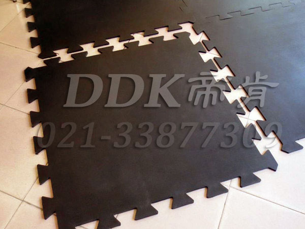 大尺幅拼裝式_黑色_耐久型防護(hù)抗壓地板材料樣板圖片,帝肯(DDK)_4100（Honda|宏達(dá)）效果圖，抗壓地墊,抗壓地板,耐壓地板,耐壓耐磨地毯,耐重壓地墊,耐重壓地板,膠墊,腳墊,工業(yè)地板磚,車(chē)間地板磚,維修車(chē)間地板,車(chē)間地板防護(hù)墊,pvc工業(yè)地板,工業(yè)地板,工業(yè)地墊,工業(yè)地坪,工業(yè)地膠,工業(yè)地磚,工業(yè)地板膠,工廠(chǎng)地墊,工廠(chǎng)地板,工廠(chǎng)地板膠,工廠(chǎng)地毯,工廠(chǎng)腳墊,工業(yè)防滑墊,工廠(chǎng)用橡膠地墊,汽車(chē)維修車(chē)間用地板,車(chē)間地板,車(chē)間橡膠地板,車(chē)間橡膠墊,車(chē)間用地板膠,車(chē)間防滑地墊,車(chē)間防滑墊,車(chē)間防砸地板,軟質(zhì)地板,車(chē)間pvc地板,車(chē)間地坪,車(chē)間地墊,車(chē)間塑膠地板,車(chē)間地面膠皮,車(chē)間地膠墊,車(chē)間地毯,安全地膠,安全墊,安全橡膠地墊,安全防滑墊,耐磨地板,耐磨地墊,耐磨地膠,耐磨防滑地板,樹(shù)皮紋,蛇皮紋