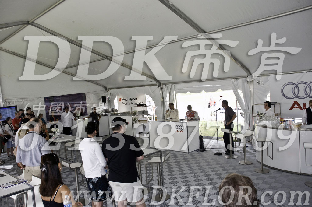 奧迪運(yùn)動(dòng)北美賽事活動(dòng)戶外招待會(huì)帳篷使用地面材料_淺灰白色滿鋪組合活動(dòng)地板樣板圖片,帝肯(DDK)_8100_600(戶外活動(dòng)用帳篷地面材料)效果圖 奧迪運(yùn)動(dòng)北美賽事活動(dòng)戶外招待會(huì)帳篷使用地面材料_淺灰白色滿鋪組合活動(dòng)地板樣板圖片,帝肯(DDK)_8100_600(戶外活動(dòng)用帳篷地面材料)效果圖,會(huì)展地板,可拼接展會(huì)塑膠地板,展會(huì)地膠,展銷會(huì)專用地板,展會(huì)地板,活動(dòng)地板,pvc活動(dòng)地板,移動(dòng)篷房用地板,帳篷地墊,帳篷地毯,帳篷地膠