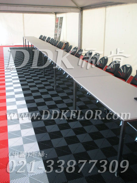 PennWell國際展會室外登記區帳篷地面鋪設地板材料實景_灰色加迎賓紅邊框的效果樣板圖片,帝肯(DDK)_8100_600(戶外活動用帳篷地面材料)效果圖 PennWell國際展會室外登記區帳篷地面鋪設地板材料實景_灰色加迎賓紅邊框的效果樣板圖片,帝肯(DDK)_8100_600(戶外活動用帳篷地面材料)效果圖,會展地板,可拼接展會塑膠地板,展會地膠,展銷會專用地板,展會地板,活動地板,pvc活動地板,移動篷房用地板,帳篷地墊,帳篷地毯,帳篷地膠