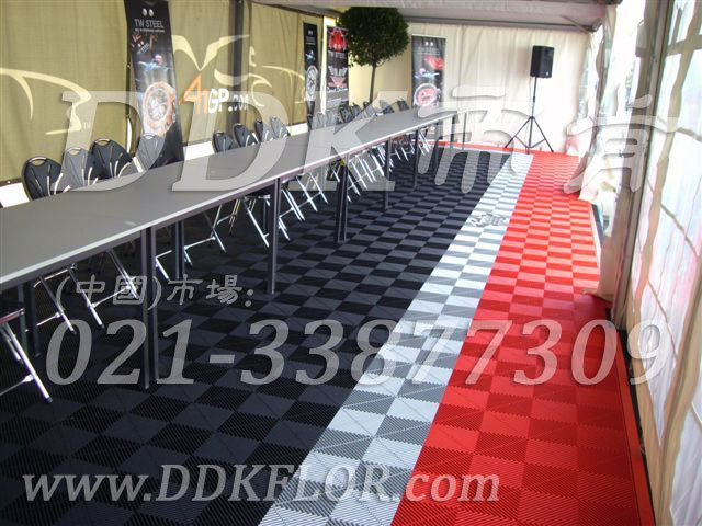 國際展站賽入場接待區室外帳篷地面材料實景_黑灰紅組合防滑戶外地板效果樣板圖片,帝肯(DDK)_8100_600(戶外活動用帳篷地面材料)效果圖 國際展站賽入場接待區室外帳篷地面材料實景_黑灰紅組合防滑戶外地板效果樣板圖片,帝肯(DDK)_8100_600(戶外活動用帳篷地面材料)效果圖,會展地板,可拼接展會塑膠地板,展會地膠,展銷會專用地板,展會地板,活動地板,pvc活動地板,移動篷房用地板,帳篷地墊,帳篷地毯,帳篷地膠