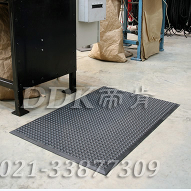 西門子某工廠車間機械作業(yè)區(qū)地面防滑安全地膠鋪設現(xiàn)場圖例_半球形防滑凸起表面黑色工廠用地墊樣板圖片,帝肯(DDK)_FX510(Ergo|無限)效果圖 西門子某工廠車間機械作業(yè)區(qū)地面防滑安全地膠鋪設現(xiàn)場圖例_半球形防滑凸起表面黑色工廠用地墊樣板圖片,帝肯(DDK)_FX510(Ergo|無限)效果圖,工業(yè)抗疲勞防滑墊,抗疲勞墊,抗疲勞腳墊