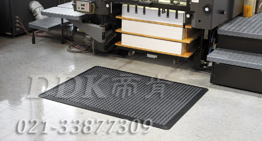 數控機床旁操作工人站立用鋪設地墊圖例_止滑防站立疲勞安全地墊樣板圖片,帝肯(DDK)_FX510（Ergo|無限）效果圖，工業抗疲勞地墊,工業抗疲勞防滑墊,抗疲勞墊,抗疲勞腳墊,經濟型抗疲勞地墊,防疲勞地墊,防疲勞腳墊,防疲勞墊,防疲勞地膠