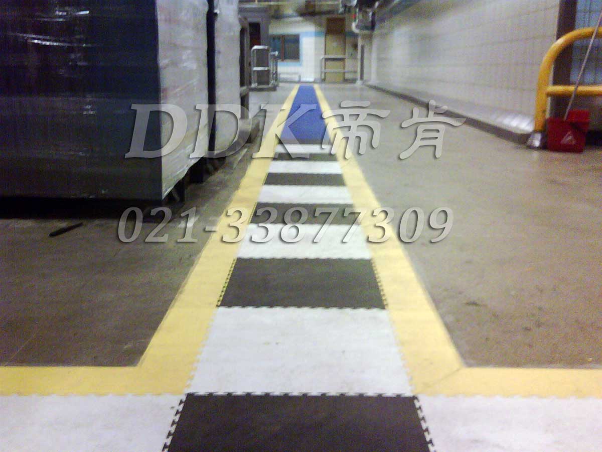 渤海裝備制造公司第一機械廠某車間水泥地面通道防滑鋪設現場圖例_黑白相間醒目走道地板樣板圖片,帝肯(DDK)_2000_9200（廠房通道地板防護材料）效果圖，地面保護墊