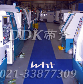 Wht公司電器控制車間通道地板鋪裝現場圖例_藍灰色醒目相間防滑工業pvc地板樣板圖片,帝肯(DDK)_2000_9200（廠房通道地板防護材料）效果圖，安全通道用地板,工業走道地墊,工廠走道地墊,走道墊,走道地墊,過道防滑墊,通道防滑墊,過道地墊,過道地毯,通道地毯,工廠地板,工業防滑地板,工業pvc地板,工廠車間地板革,工廠用塑料地板,車間地板磚,車間用地板膠,車間地板,車間塑膠地板,車間橡膠地板,工廠車間地膠,工廠車間地坪保護地板,工廠地板膠,抗壓地板,拼接地板,模塊地板,地板膠,塑料拼裝地板,工業地板膠,工業地板磚,工業地板,廠房塑膠地板,廠房地板材料,pvc地板磚,pvc工業地板,pvc地板膠,pvc塑膠地板