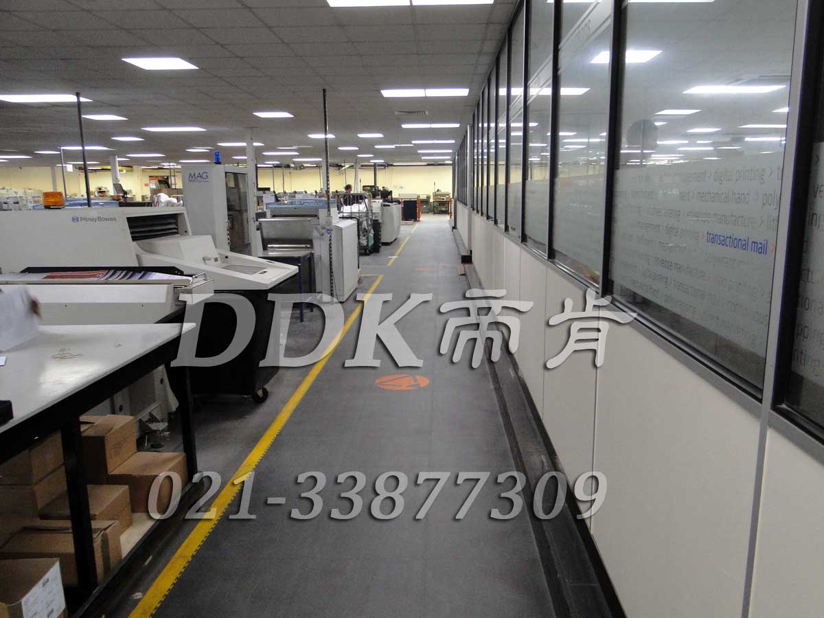 MAG工廠機床廠房通道地面鋪裝地板現場圖例_全深灰色表面加黃色警示邊的通道pvc地板膠樣板圖片,帝肯(DDK)_2000_9200（廠房通道地板防護材料）效果圖，安全通道用地板,工業走道地墊,工廠走道地墊,走道墊,走道地墊,過道防滑墊,通道防滑墊,過道地墊,過道地毯,通道地毯,工廠地板,工業防滑地板,工業pvc地板,工廠車間地板革,工廠用塑料地板,車間地板磚,車間用地板膠,車間地板,車間塑膠地板,車間橡膠地板,工廠車間地膠,工廠車間地坪保護地板,工廠地板膠,抗壓地板,拼接地板,模塊地板,地板膠,塑料拼裝地板,工業地板膠,工業地板磚,工業地板,廠房塑膠地板,廠房地板材料,pvc地板磚,pvc工業地板,pvc地板膠,pvc塑膠地板