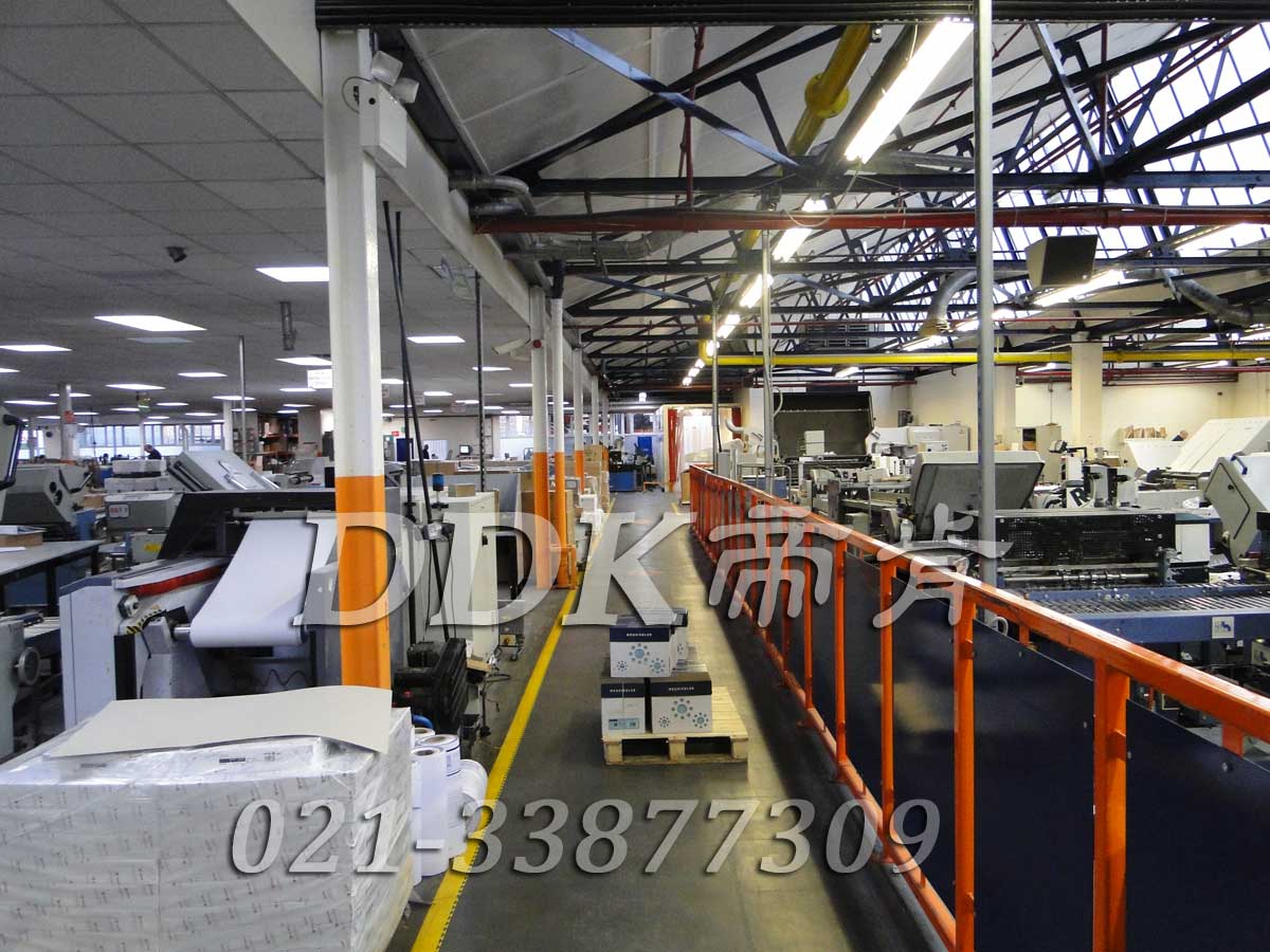 某外資印刷公司工廠車間走廊地面鋪裝地板現場圖例_耐磨耐壓型全深灰色通道加黃色警示護邊走廊過道用車間pvc地板樣板圖片,帝肯(DDK)_2000_9200(廠房通道地板防護材料)效果圖 某外資印刷公司工廠車間走廊地面鋪裝地板現場圖例_耐磨耐壓型全深灰色通道加黃色警示護邊走廊過道用車間pvc地板樣板圖片,帝肯(DDK)_2000_9200(廠房通道地板防護材料)效果圖,安全通道用地板,工業走道地墊,工廠走道地墊,走道墊,走道地墊,過道防滑墊,通道防滑墊,過道地墊,過道地毯,通道地毯,工廠地板,工業防滑地板,工業pvc地板,工廠車間地板革,工廠用塑料地板,車間地板磚,車間用地板膠,車間地板,車間塑膠地板,車間橡膠地板,工廠車間地膠,工廠車間地坪保護地板,工廠地板膠,抗壓地板,拼接地板,模塊地板,地板膠,塑料拼裝地板,工業地板膠,工業地板磚,工業地板,廠房塑膠地板,廠房地板材料,pvc地板磚,pvc工業地板,pvc地板膠,pvc塑膠地板