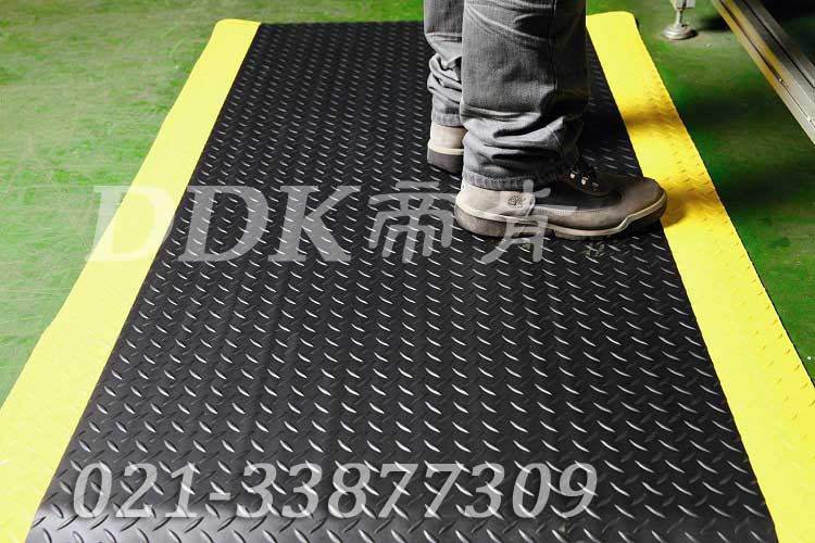 工廠機床車間通道地面防滑地毯鋪設(shè)現(xiàn)場圖例_提供定制加工生產(chǎn)鋼花紋工業(yè)防滑地毯樣板圖片,帝肯(DDK)_HD220（Duxton|皇爵）效果圖，人字紋,鋼花紋,鐵板紋,pvc防滑卷材,塑料防滑地毯,工業(yè)防滑地毯,橡膠防滑地毯,防滑地毯,pvc防滑地毯,pvc塑料地毯,通道地毯,防滑塑料毯