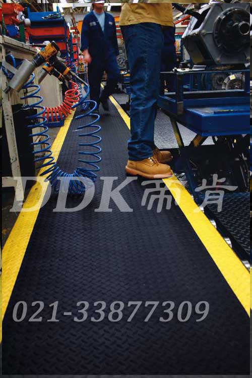 機械加工車間流水線旁通道地面材料鋪設(shè)現(xiàn)場圖例_提供定制加工生產(chǎn)鐵板紋防滑流水線地毯樣板圖片,帝肯(DDK)_HD220（Duxton|皇爵）效果圖，流水線地墊,流水線防滑墊,pvc防滑卷材,塑料防滑地毯,工業(yè)防滑地毯,橡膠防滑地毯,防滑地毯,pvc防滑地毯,pvc塑料地毯,通道地毯,防滑塑料毯