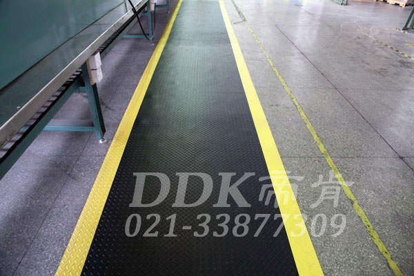 廠房大理石地面通道防滑鋪設用工業地毯現場圖例_提供定制加工生產帶黃色警示邊的工業通道防滑地毯樣板圖片,帝肯(DDK)_HD220(Duxton|皇爵)效果圖 廠房大理石地面通道防滑鋪設用工業地毯現場圖例_提供定制加工生產帶黃色警示邊的工業通道防滑地毯樣板圖片,帝肯(DDK)_HD220(Duxton|皇爵)效果圖,流水線地墊,流水線防滑墊,pvc防滑卷材,塑料防滑地毯,工業防滑地毯,橡膠防滑地毯,防滑地毯,pvc防滑地毯,pvc塑料地毯,通道地毯,防滑塑料毯