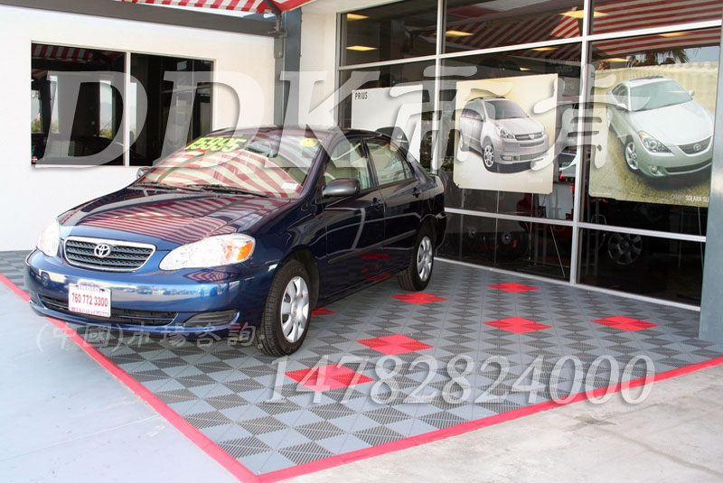豐田專賣店入口地面防滑地墊_灰紅拼裝效果樣板圖片，帝肯(DDK)_8100_900（大門入口防滑墊）效果圖，防滑塑料地墊,塑料地墊,PVC拼接地墊,拼接式地墊,拼接式防滑墊