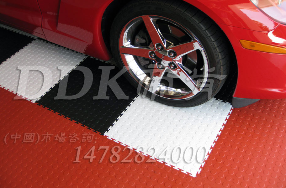 車庫朔膠地板拼裝效果_耐臟深灰及經典綠色拼合樣板圖片,帝肯(DDK)_2000_C618（地下車庫地面材料）效果圖，別墅私家車庫裝修,車庫pvc地板,車庫地坪,車庫地墊,車庫地板,車庫地膠,車庫塑料地毯,車庫塑膠地板,車庫防滑墊,車用防滑墊