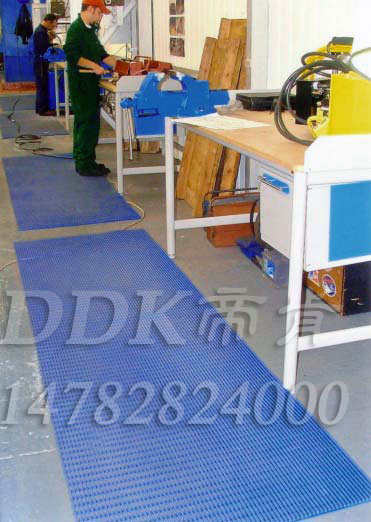 操作臺(tái)邊站立防滑毯_藍(lán)色網(wǎng)格防滑毯樣板圖片,帝肯(DDK)_1900_9979(工業(yè)地面鋪地材料)效果圖 操作臺(tái)邊站立防滑毯_藍(lán)色網(wǎng)格防滑毯樣板圖片,帝肯(DDK)_1900_9979(工業(yè)地面鋪地材料)效果圖,塑料網(wǎng)格防滑地墊,網(wǎng)狀地毯,網(wǎng)狀防滑墊,網(wǎng)格防滑墊,網(wǎng)眼防滑,防滑塑料網(wǎng)格