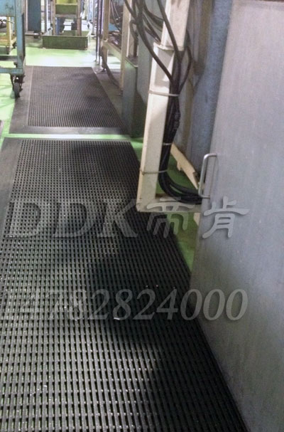 水泥地上耐油防滑網(wǎng)格地毯_黑色樣板圖片,帝肯(DDK)_1900_9979(工業(yè)地面鋪地材料)效果圖 水泥地上耐油防滑網(wǎng)格地毯_黑色樣板圖片,帝肯(DDK)_1900_9979(工業(yè)地面鋪地材料)效果圖,塑料網(wǎng)格防滑地墊,網(wǎng)狀地毯,網(wǎng)狀防滑墊,網(wǎng)格防滑墊,網(wǎng)眼防滑,防滑塑料網(wǎng)格