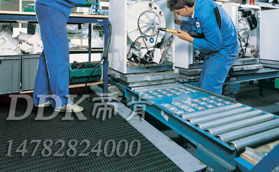 機(jī)器維修區(qū)地面鋪設(shè)用防滑安全網(wǎng)格地毯樣板圖片,帝肯(DDK)_1900_9979(工業(yè)地面鋪地材料)效果圖 機(jī)器維修區(qū)地面鋪設(shè)用防滑安全網(wǎng)格地毯樣板圖片,帝肯(DDK)_1900_9979(工業(yè)地面鋪地材料)效果圖,塑料網(wǎng)格防滑地墊,網(wǎng)狀地毯,網(wǎng)狀防滑墊,網(wǎng)格防滑墊,網(wǎng)眼防滑,防滑塑料網(wǎng)格