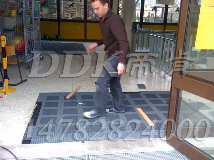 【除塵刮泥墊怎么安裝】安裝除塵地墊樣板圖片,帝肯(DDK)_3MD9300（曼達）效果圖,地面材料鋪裝方法問答,刮泥地墊