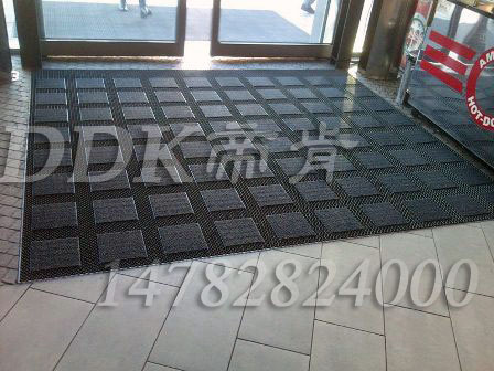 【超市門口防塵地膠那種地墊叫什么】商場超市門前除塵刮泥腳墊樣板圖片,帝肯(DDK)_3MD9300(曼達)效果圖 【超市門口防塵地膠那種地墊叫什么】商場超市門前除塵刮泥腳墊樣板圖片,帝肯(DDK)_3MD9300(曼達)效果圖,pvc拼接式除塵墊,三合一防塵地墊,三合一防塵墊,三合一除塵墊,入口防塵地墊,刮泥除塵地墊,吸水吸塵地墊,門口防塵地毯,門口防塵地墊,門口腳踏墊,門口腳墊,門口地面除塵刷,門廳除塵地墊,門廳腳墊,門廳地墊,門前腳墊,門前毯,門前墊,門前地墊,門廳地毯,門口地墊,門口地毯,防塵地墊,防塵防滑地墊,防塵防污地墊,防塵門墊,防塵墊,門口除塵地墊,門墊,門口防滑墊,門口防滑地膠,門口防滑地墊,門口防塵墊,門墊地毯,門墊地墊,防塵地毯,防塵地膠墊,除塵地墊,防滑除塵地墊,除塵地毯,除塵地膠,除塵門墊,除塵腳墊,除塵墊,刮泥地墊,刮泥門墊