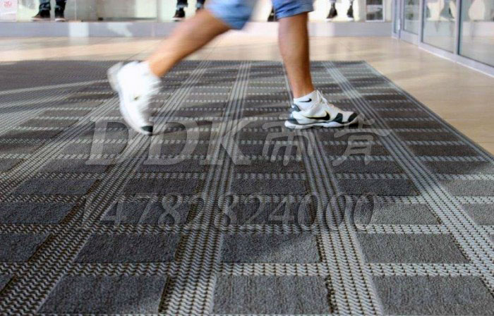 【酒店除塵地墊】酒店防塵墊/酒店大門口用的防塵腳墊樣板圖片,帝肯(DDK)_3MD9300（曼達）效果圖,入口防塵地墊,入口防水地墊,入口防滑墊,出入口地墊,嵌入式門墊,三合一門口毯,三合一門墊,三合一防塵地墊,三合一防塵墊,三合一除塵墊,吸水門墊,刮泥門墊,腳墊門墊,進門腳墊,門前地墊,門前墊,門前毯,門前腳墊,門廳地墊,門廳地毯,門廳腳墊,門廳除塵地墊,門口地墊,門口地毯,門口防滑地墊,門口防滑地膠,門口防塵墊,門口防塵地毯,門口防塵地墊,門口腳踏墊,門口腳墊,門口地面除塵刷,門口防滑墊,門口除塵地墊,門墊,門墊地墊,門墊地毯,防塵門墊,防滑門墊,除塵門墊,防塵地墊,防塵地毯,防塵地膠墊,防塵墊,防塵防污地墊,防塵防滑地墊,除塵地墊,除塵墊,除塵地膠,除塵地毯,防滑除塵地墊,除塵腳墊,吸水吸塵地墊,pvc拼接式除塵墊