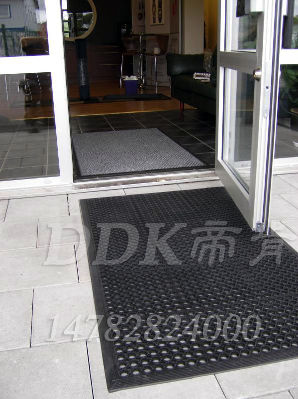 【門廳入口防滑墊】圓孔排水防滑的門廳入口防滑墊_黑色橡膠材質樣板圖片,帝肯(DDK)_4800_MD1500X900_900(多孔室外門墊) 效果 【門廳入口防滑墊】圓孔排水防滑的門廳入口防滑墊_黑色橡膠材質樣板圖片,帝肯(DDK)_4800_MD1500X900_900(多孔室外門墊) 效果圖,三合一門墊,吸水門墊,塑料門墊,大門腳墊,橡膠門墊,腳墊門墊,門廳腳墊,門廳地毯,門廳地墊,門前腳墊,門前毯,門前墊,門前地墊,進門腳墊,透水地墊,門口地墊,門口地毯,門口腳墊,門口腳踏墊,門口防滑地墊,門口防滑地膠,門口防滑墊,門墊,門墊地墊,門墊地毯,防滑門墊,除雪門墊,多孔橡膠墊,帶孔防滑墊,多孔防滑地墊,安全地墊,安全地毯,安全地膠,安全墊,安全橡膠地墊,網孔地墊,入口防水地墊,入口防滑墊,出入口地墊,室外防滑地墊,橡膠防滑地墊,疏水防滑地墊,戶外防滑墊,衛浴防滑墊,安全防滑墊,地面防滑墊,大堂防滑墊,排水防滑墊,橡膠防滑墊,漏水防滑墊,疏水地墊,漏水地墊,雪地防滑墊