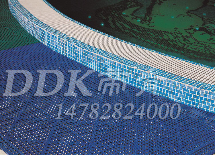 【浴室用大型防滑墊】藍綠相間安裝的浴室用大型防滑墊樣板圖片,帝肯(DDK)_8800_337（浴室地面瓷磚防滑材料）效果圖,洗浴防滑墊,浴室pvc格柵地板,浴室地墊,浴室地板,浴室地板磚,浴室地毯,浴室地磚,浴室地膠,浴室墊,浴室防滑地墊,浴室防滑地板,浴室防滑地磚,浴室防滑地膠,浴室防滑墊,浴室防滑疏水磚,浴池防滑地墊,浴池防滑墊,淋浴房防滑墊,衛浴防滑墊,桑拿地板