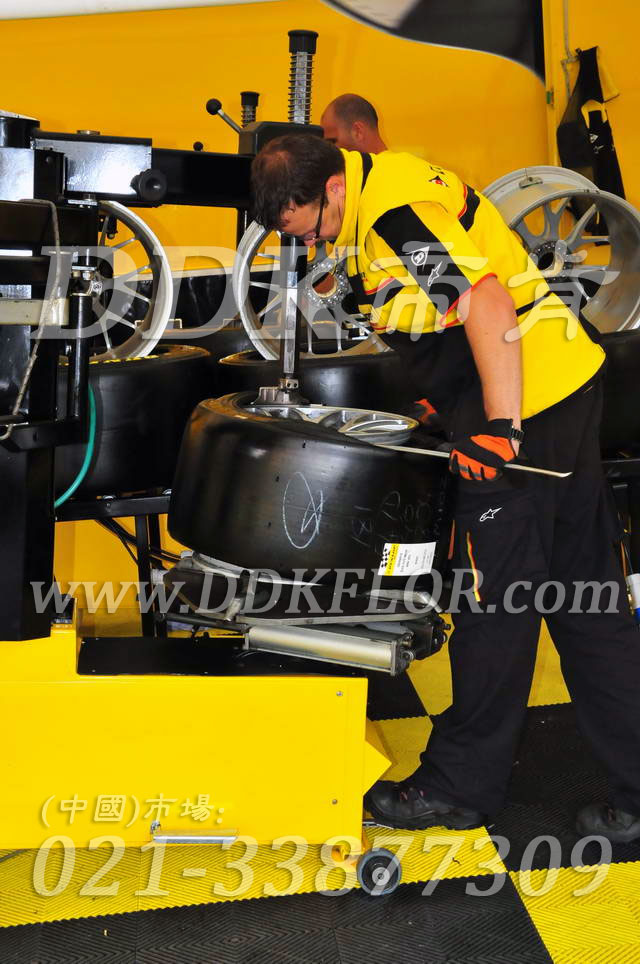 黃加黑維修區專用耐壓地膠樣板圖片,帝肯(DDK)_8100_6008(賽車P房帳篷地板)效果圖 黃加黑維修區專用耐壓地膠樣板圖片,帝肯(DDK)_8100_6008(賽車P房帳篷地板)效果圖,汽車維修車間用地板,維修車間地板