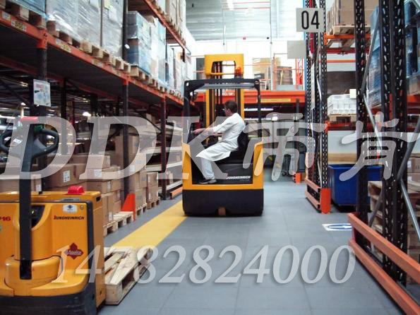 【工廠(chǎng)承重地坪板】電動(dòng)叉車(chē)重載作業(yè)區(qū)使用的承重地坪板樣板圖片,帝肯(DDK)_2000_7850（倉(cāng)庫(kù)及庫(kù)房地面耐磨材料）效果圖，承重地磚,耐重壓地板,重型地板,耐重壓地墊,pvc承重地板,叉車(chē)地板,叉車(chē)地膠墊,叉車(chē)地墊,承重地膠墊,抗壓地墊,抗壓地板
