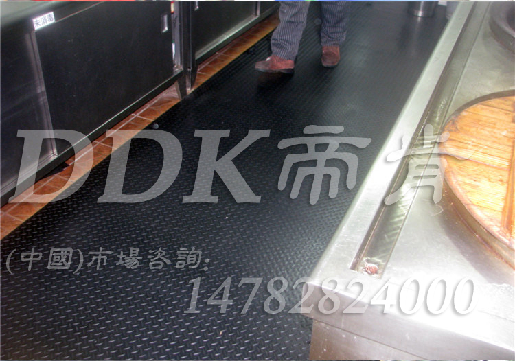 【地磚防滑用地毯】黑色人字形鐵板紋防滑走道地毯樣板圖片,帝肯(DDK)_HD220_6S(柳葉紋地毯|綠色_黑色)效果圖 【地磚防滑用地毯】黑色人字形鐵板紋防滑走道地毯樣板圖片,帝肯(DDK)_HD220_6S(柳葉紋地毯|綠色_黑色)效果圖,pvc防滑卷材,pvc防滑地毯,pvc防滑地膠,過道防滑墊,防滑塑料毯,防滑地毯,防滑卷材,防滑毯