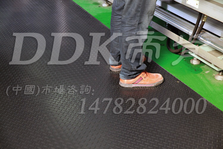 【走道通道防滑地毯】車間地坪漆防滑用鋼板紋防滑地毯樣板圖片,帝肯(DDK)_HD220_6S(柳葉紋地毯|綠色_黑色)效果圖 【走道通道防滑地毯】車間地坪漆防滑用鋼板紋防滑地毯樣板圖片,帝肯(DDK)_HD220_6S(柳葉紋地毯|綠色_黑色)效果圖,流水線地墊,流水線防滑墊,走道地墊,走道地毯,走道墊,通道地毯,通道防滑墊,防滑卷材,防滑地墊卷材,防滑地毯,防滑毯,防滑塑料毯,過道地毯,過道防滑墊,pvc防滑卷材,pvc防滑地毯,pvc防滑地膠,車間地貼,車間地毯,車間防滑地墊,工業地毯,工業塑料地毯,工業防滑地毯,工業防滑地墊,工業走道地墊,工業通道地墊,工廠地毯,工廠地膠,工廠走道地墊,工廠防滑地墊,廠房地毯,廠房地膠,廠房防滑地膠