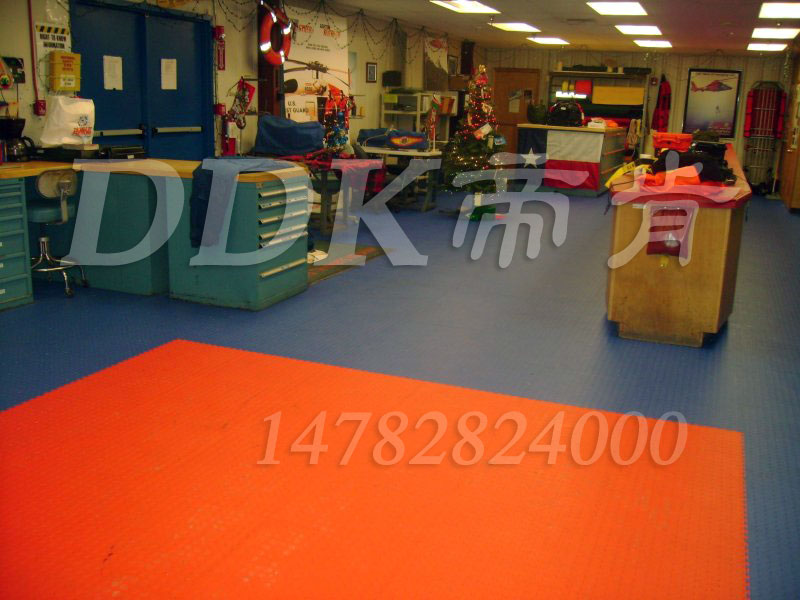 【車間pvc塑膠地板】拼接安裝型車間pvc塑膠地板樣板圖片,帝肯(DDK)_2000_9979(工業(yè)廠房車間地面材料)效果圖,凈化車間地板,工廠車間地板革,工廠車間地膠,維修車間地板,車間地板,車間塑膠地板,車間地貼,車間地面膠皮,車間pvc地板,車間用地板膠,食品車間地板