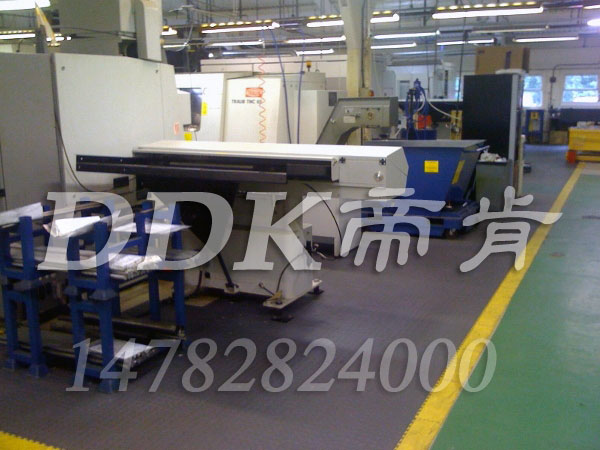 【車間機床防滑地板_灰色】提供車間用機床防滑灰色地板定制生產定制生產樣板圖片,帝肯(DDK)_2000_9979(工業廠房車間地面材料)效果圖 【車間機床防滑地板_灰色】提供車間用機床防滑灰色地板定制生產定制生產樣板圖片,帝肯(DDK)_2000_9979(工業廠房車間地面材料)效果圖,工廠車間地膠,車間塑膠地板,車間橡膠地板,車間地貼,車間地面膠皮,車間pvc地板,車間防砸地板,車間用地板膠,工廠地板,工廠地膠,工廠塑膠地板,工廠用塑料地板,工廠車間地坪保護地板,工廠車間地板革