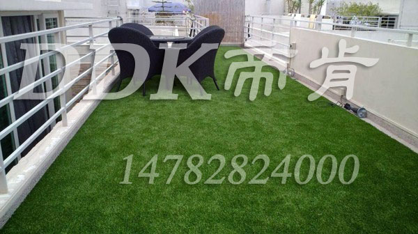 【仿綠色草皮地毯】露天連廊仿綠色草皮地毯樣板圖片,帝肯(DDK)_6200(Green|歌林)效果圖 【仿綠色草皮地毯】露天連廊仿綠色草皮地毯樣板圖片,帝肯(DDK)_6200(Green|歌林)效果圖,露臺草坪,露臺地面裝修,露臺地板,仿真草坪