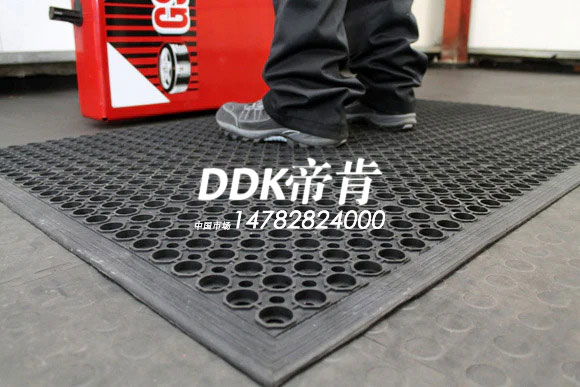 案例:利用圓孔橡膠墊碎屑收集墊增強地面整潔及安全 圓孔橡膠墊碎屑收集墊,多空橡膠墊,防滑橡膠墊,90 厘米X150 厘米防滑地墊,橡膠抗疲勞地墊