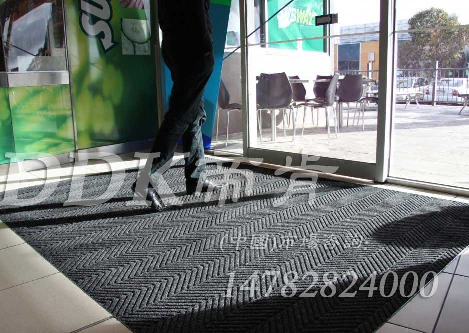 DDK-ST5300高級(jí)輪胎紋，三合一防塵地墊,三合一防塵墊,三合一除塵墊,入口防塵地墊,刮泥除塵地墊,吸塵地毯,吸水吸塵地墊,門廳除塵地墊,門口地墊,門廳腳墊,門廳地墊,門前毯,門前地墊,門前墊,門口防滑地墊,防塵地墊,門口防塵地墊,門口防塵地毯,防塵門墊,防塵防污地墊,防塵防滑地墊,防滑除塵地墊,除塵地墊,除塵地毯,除塵地膠,除塵墊,除塵腳墊,除塵門墊,防塵墊,防塵地膠墊,防塵地毯,門口除塵地墊,門口地毯,門口腳墊,門墊地墊,門墊地毯，防塵吸水地墊卷裝2米寬幅出入口強(qiáng)力防塵墊深灰色