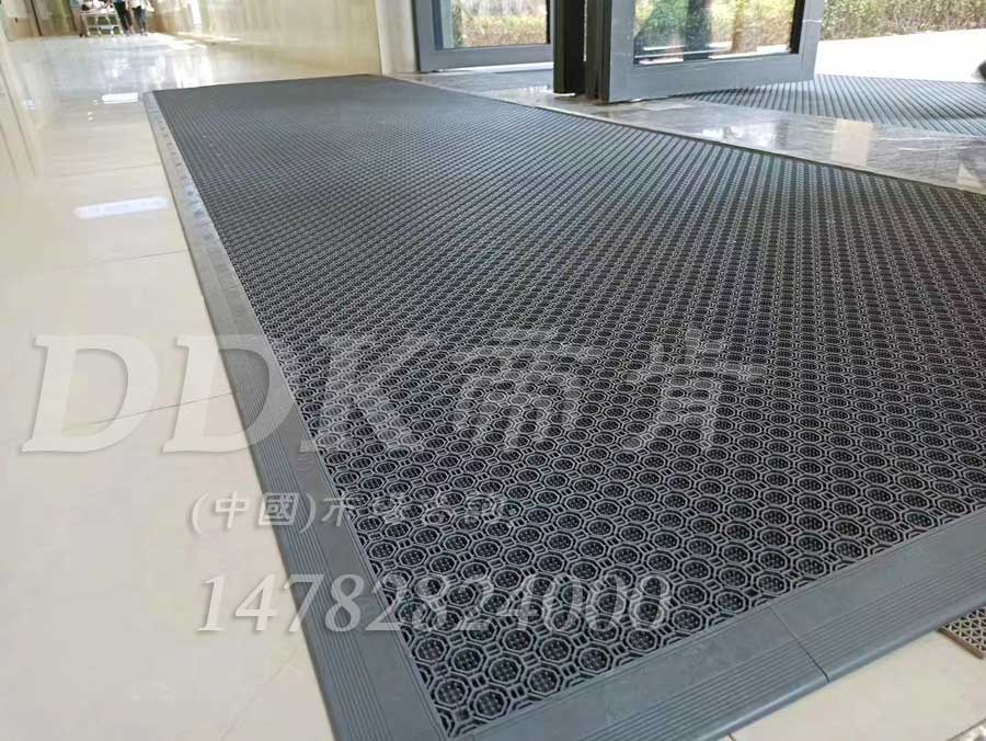 模塊刮砂出入口地毯 防滑防雨疏水PVC地墊20*20cm/塊 室外漏孔塑料橡膠墊 模塊刮砂出入口地毯 防滑防雨疏水PVC地墊20*20cm/塊 室外漏孔塑料橡膠墊,三合一模塊地墊,三合一門墊,三合一防塵地墊,三合一防滑墊,三合一除塵墊,三合一地架,三合一門口毯,三合一防塵墊,模塊地墊,模塊地板,模塊拼接式門墊,組合式地墊,pvc拼接式除塵墊,入口防塵地墊,刮泥除塵地墊,吸塵地毯,門口防塵墊,門廳除塵地墊,門口防塵地墊,防塵門墊,門墊地墊,門墊地毯,防塵防污地墊,防塵防滑地墊,門口腳踏墊,門前腳墊,門廳腳墊,門前地墊,門前墊,門前毯,門廳地墊,門廳地毯,門口地墊,門口地毯,門口地面除塵刷,門口腳墊,門墊,防水地墊,防塵地墊,防塵地毯,防塵地膠墊,除塵地墊,除塵地膠,防滑除塵地墊,除塵墊,除塵地毯,除塵腳墊,除塵門墊,除雨雪地墊,除雪門墊,隔水地墊,隔水材料,隔水地板,pvc戶外地板,塑料戶外地板,室外地墊,室外地板膠,室外地毯,室外地板革,室外地膠,室外塑料地毯,室外防水地板,室外防滑地墊,室外防滑地毯,室外防滑墊,戶外地膠,戶外地磚,戶外塑膠地毯,戶外地墊,戶外地板,戶外地毯,戶外草坪地墊,多孔防滑地墊,帶孔防滑墊,網孔地墊,pp防滑墊,戶外網狀橡膠墊,網格地墊,網格防滑墊,網狀防滑墊,網球場地板,網眼防滑,耐磨抗壓防滑膠墊,耐磨塑料草坪毯,綠草地墊,草坪門墊,草坪地毯,疏水地墊,疏水地席,疏水地毯,疏水地膠,疏水墊,疏水性材料,漏水防滑墊,漏水地墊,漏水橡膠墊,洗手間防滑墊,洗手間地墊,洗手間防滑地毯,洗澡間防滑墊,衛生間防滑墊,衛生間防水地墊,衛生間防水墊,衛生間防滑地墊,衛生間防滑地毯