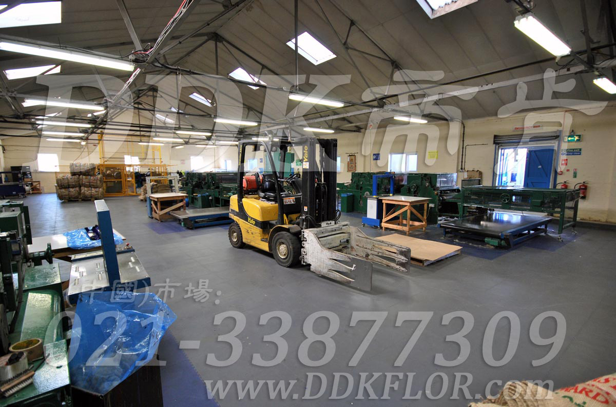 灰+藍(lán)_工廠車間載重地面保護(hù)鋪裝樣板圖片,帝肯(DDK)_2000_9979(工業(yè)廠房車間地面材料)效果圖,工業(yè)pvc地板,pvc工業(yè)地板,工業(yè)地板磚,工業(yè)地板,工業(yè)地板膠,工業(yè)地膠,工業(yè)塑膠地板,工業(yè)橡膠地板,工業(yè)防滑墊,pvc承重地板,耐重壓地板,工廠車間地膠,工廠車間地板革,車間pvc地板,車間塑膠地板,車間用地板膠,車間地板磚,車間地板,車間防砸地板,車間地膠墊,車間地面膠皮,倉庫防潮地膠,倉庫地板,防潮地板,防潮板